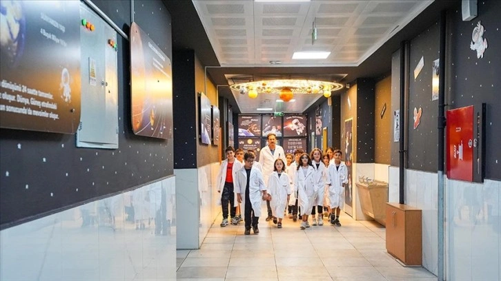 İlkokul öğrencileri uzay koridorundan geçerek ulaştıkları bilim sınıfında eğitim görüyor