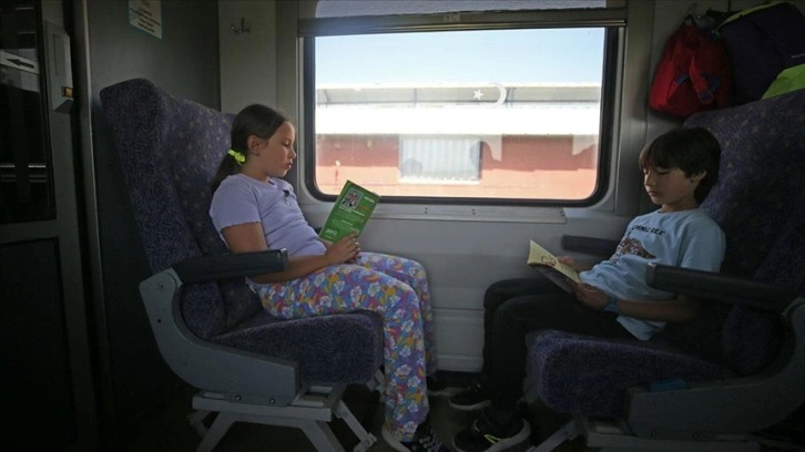 İlkokul öğrencilerine trenle yolculukta 