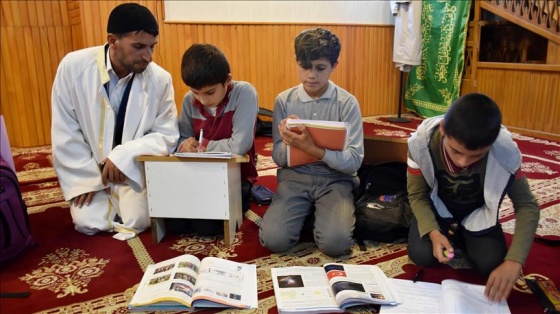 İmam öğrencileri camide geleceğe hazırlıyor