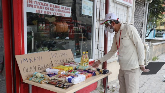 İmkanı olanların yardım bıraktığı stanttan ihtiyaç sahipleri alıyor