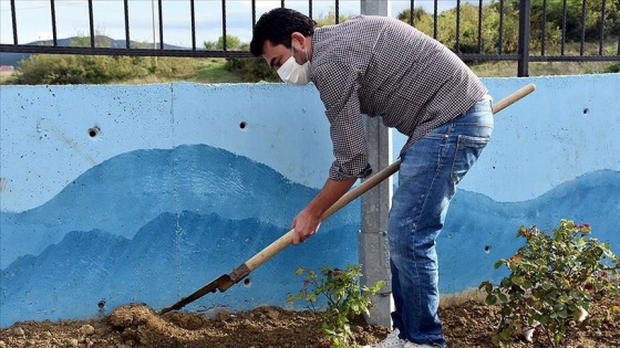 İnfaz koruma memurları kaldıkları lise pansiyonunun bahçesini güzelleştiriyor