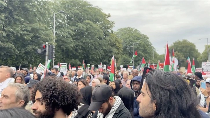 İngiliz halkı, Gazze'de acil ateşkes çağrısıyla İsrail'in Londra Büyükelçiliğine yürüdü