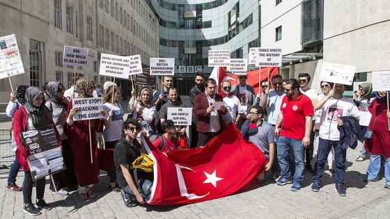 İngiliz medyasının yanlı yayınlarına Londra'da protesto