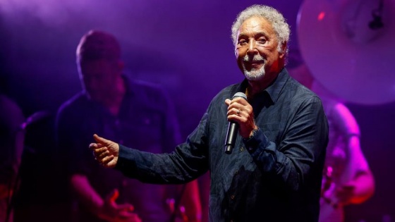 İngiliz sanatçı Tom Jones Antalya'da konser verdi