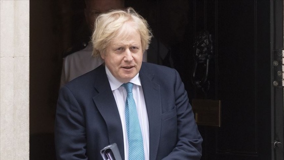 İngiltere Başbakanı Johnson ailelerden 'çocuklarını okula göndermelerini' istedi