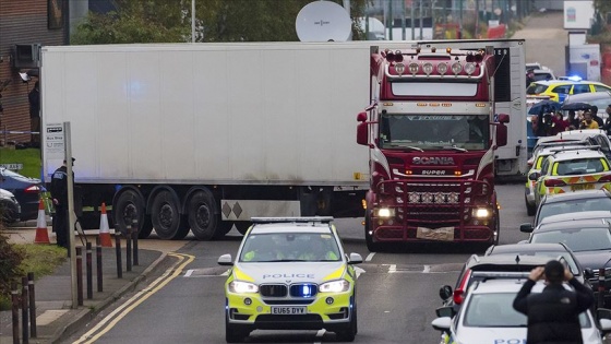 İngiltere'de içinde 39 ceset bulunan tırın sürücüsü tutuklandı