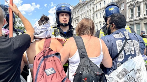İngiltere'de Kovid-19 aşısı ve karantina karşıtlarının gösterisine polis müdahale etti