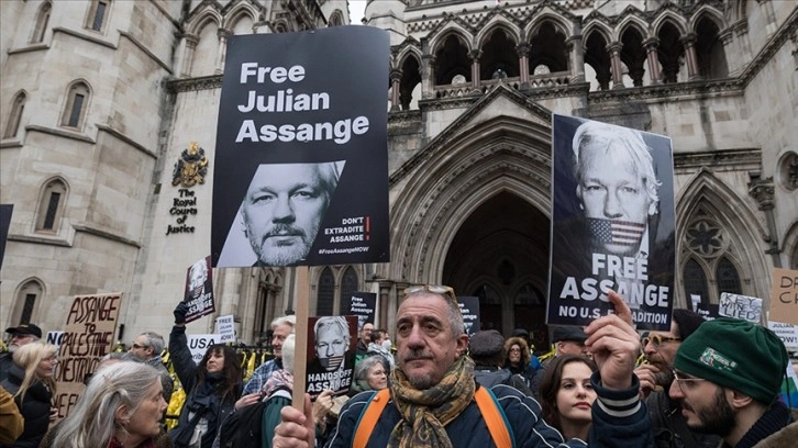 İngiltere'de Yüksek Mahkeme, Julian Assange'ın ABD'ye hemen iade edilemeyeceğine hükm