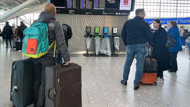 İngiltere'nin Stansted Havalimanı'nda kötü hava koşulları nedeniyle uçuşlar askıya alındı