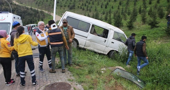 İnşaat işçilerini taşıyan minibüs elektrik direğine çarptı: 5 yaralı