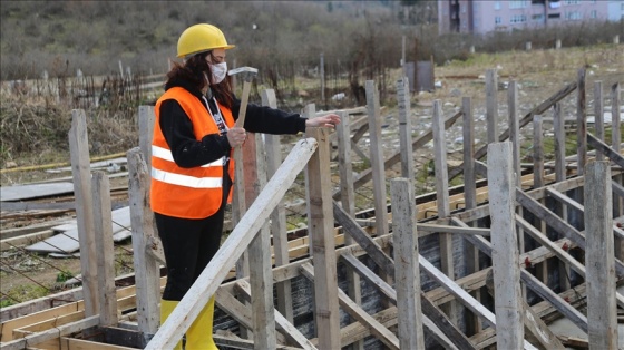 İnşaat işçisi Gül Öztürk, erkek meslektaşlarına taş çıkartıyor