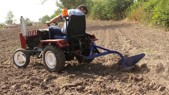 İnşaat işçisi hurda parçalarla traktör yaptı