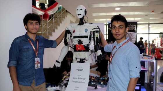 İnsansı robot 'Yiğido' nişan alıp atış yapabiliyor