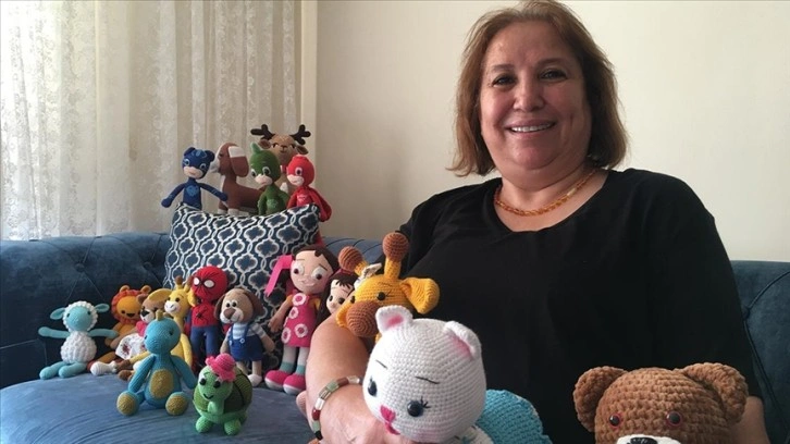 İnternetten öğrendiği amigurumi tekniğiyle 8 yıldır oyuncak örüyor