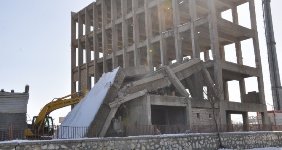 İntihar girişimlerinin adresi olan bina yıkıldı