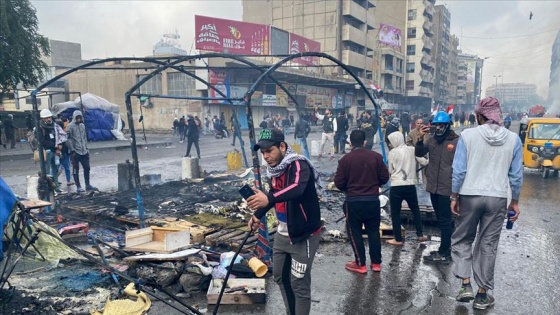 Irak güvenlik güçleri, göstericilerin kalesi Tahrir'deki eylem çadırlarını yaktı
