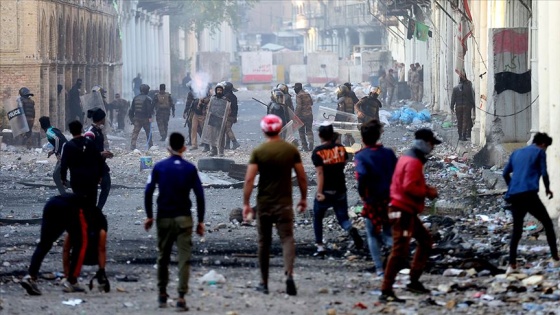 Irak'ın Necef kentinde göstericiler İran Başkonsolosluğunu ateşe verdi