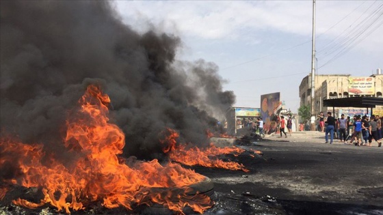 Irak&#039;ta göstericiler bazı hükümet binalarını ateşe verdi