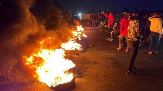 Irak'ta göstericiler yolları trafiğe kapatmaya devam ediyor