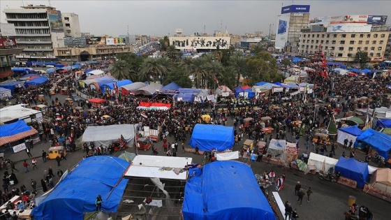 Irak'ta hükümet karşıtı göstericiler, başkentteki Tahrir Meydanı'na akın etti