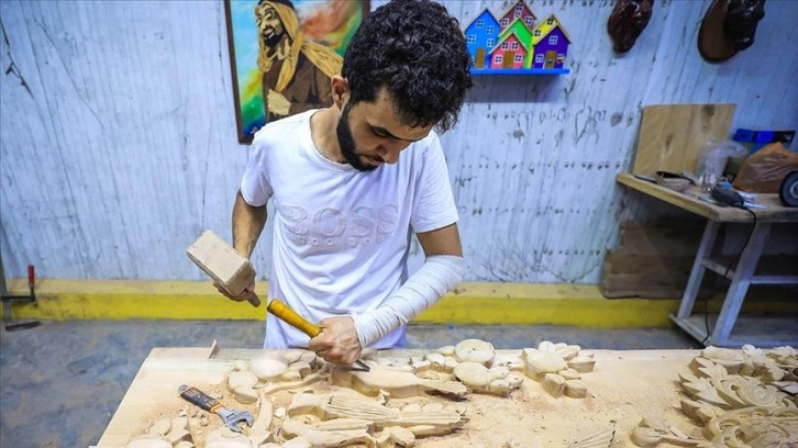 Iraklı genç, ahşap atıklarıyla başladığı heykeltraşlıkta 'usta' oldu