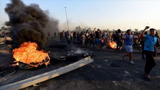 Iraklı göstericiler Basra'da petrol kuyularına giden yolu kapattı