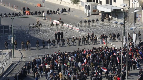 Iraklılar başkentteki Tahrir Meydanı’nda toplanmaya başladı