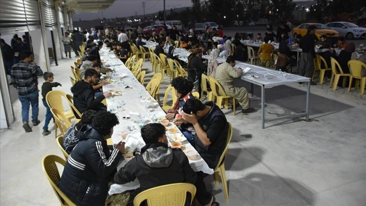 Irak'ta iki kardeşin açtığı aşevinde her gün 1000 kişiye iftar veriliyor