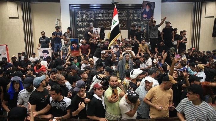 Irak'taki Şii lider Sadr, destekçilerini Meclis binasından ayrılmaya çağırdı
