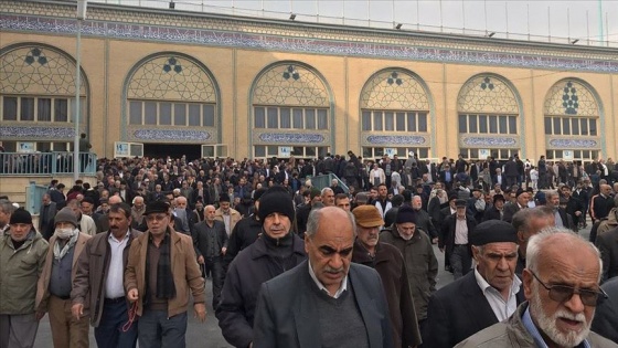 İran borsası mağdurları meclis önünde protesto düzenledi