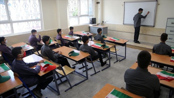 İran'da Kovid-19'a rağmen okulların açılması eleştirilere neden oldu