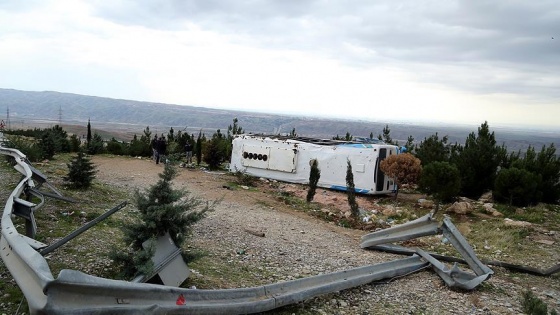 İran'da otobüs devrildi: 11 ölü