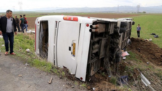 İran'da yolcu otobüsü devrildi çok sayıda ölü var