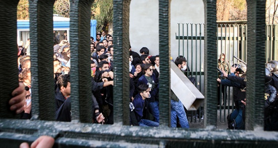 İran'daki protestolarda ölü sayısı 12'ye yükseldi!