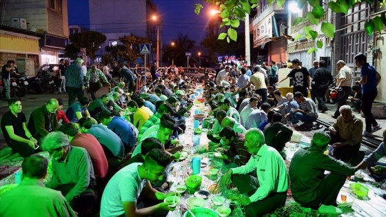 İran'ın başkenti Tahran'da sokak iftarı geleneğine rağbet artıyor