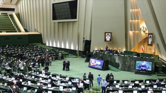 İran Meclisi'nde Hazar Denizi protestosu