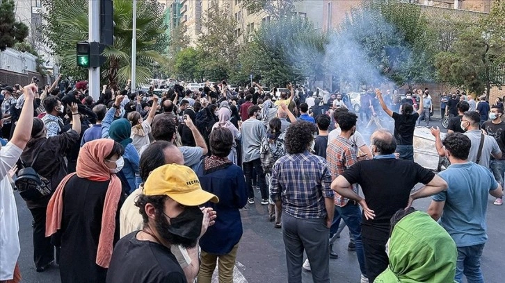 İran protestolarda gözaltına alınan lise öğrencilerini 