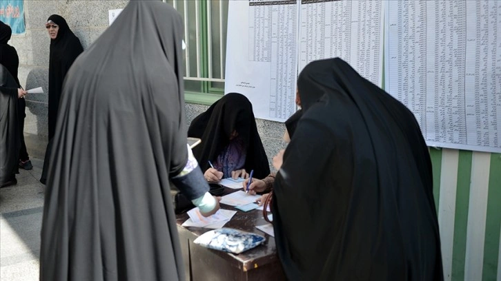 İran yarınki genel seçimlere "katılım" tartışmaları gölgesinde gidiyor