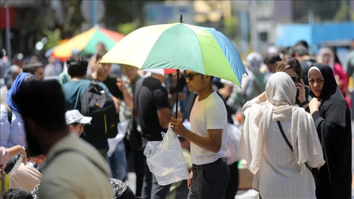 İran'da aşırı sıcaklar nedeniyle tüm kamu kurumları yarın saat 10.00'dan sonra tatil edild