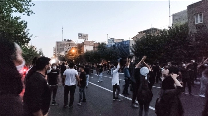 İran'da lise öğrencileri de dersleri boykot edip protesto düzenliyor