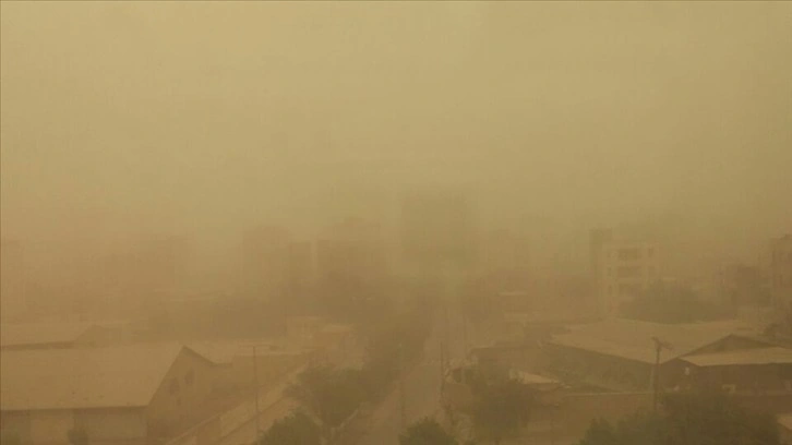 İran'da son 5 günde kum fırtınasından etkilenen 1362 kişinin hastanelere başvurduğu açıklandı