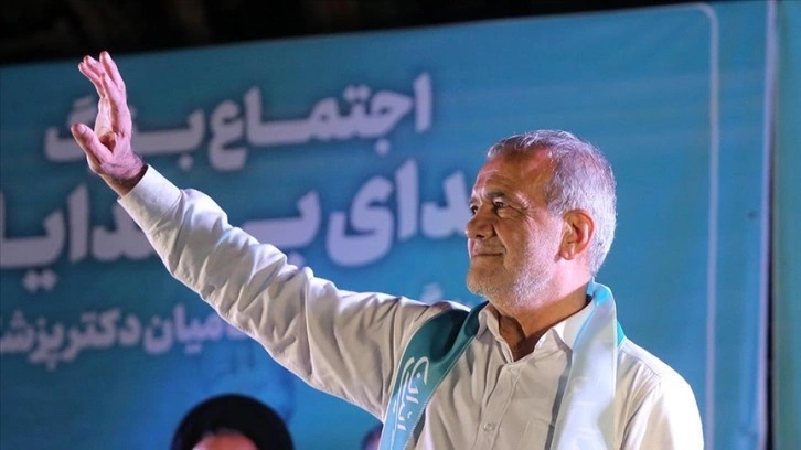 İran'daki cumhurbaşkanı seçiminde reformist aday Pezeşkiyan yüzde 51,5 ile önde