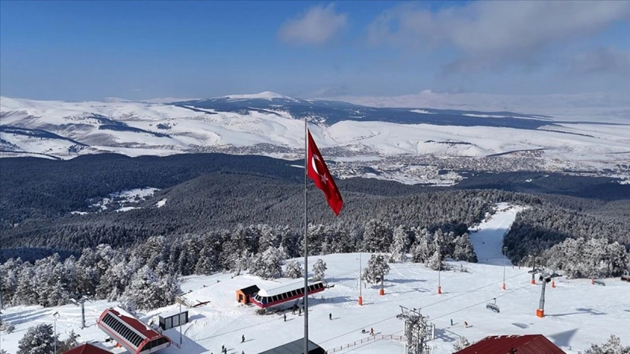 İranlı turistler nevruz tatilini Sarıkamış Kayak Merkezi'nde geçiriyor