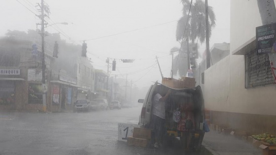 Irma kasırgası Porto Riko'yu vurmaya başladı