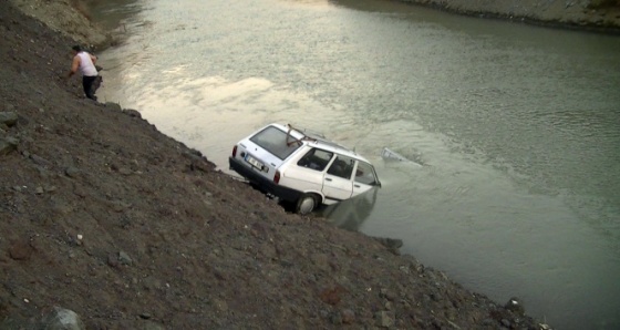 Irmağa uçan otomobilden kendi imkanlarıyla kurtuldular