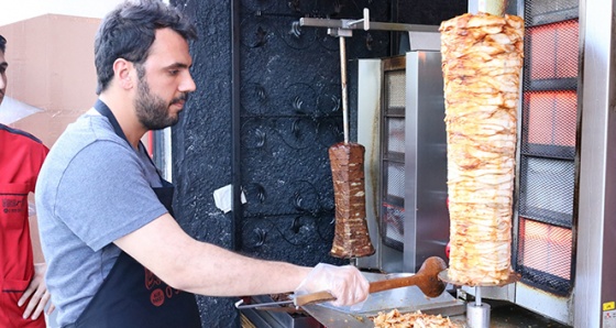 İş bulamayan mühendis ‘diplomalı’ dönerci dükkanı açtı