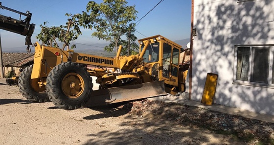 İş makinesi eve girdi, faciadan dönüldü