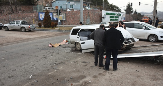 İşçi servisi otomobille çarpıştı