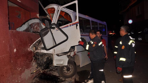 İşçileri taşıyan minibüs evin duvarına çarptı: 3 ölü, 8 yaralı