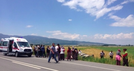 İşçileri taşıyan otomobil tarlaya devrildi: 1 ölü, 5 yaralı